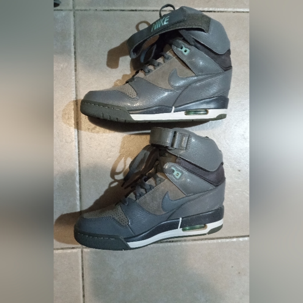 "NIKE". 599-410 SIZE 8-1/2